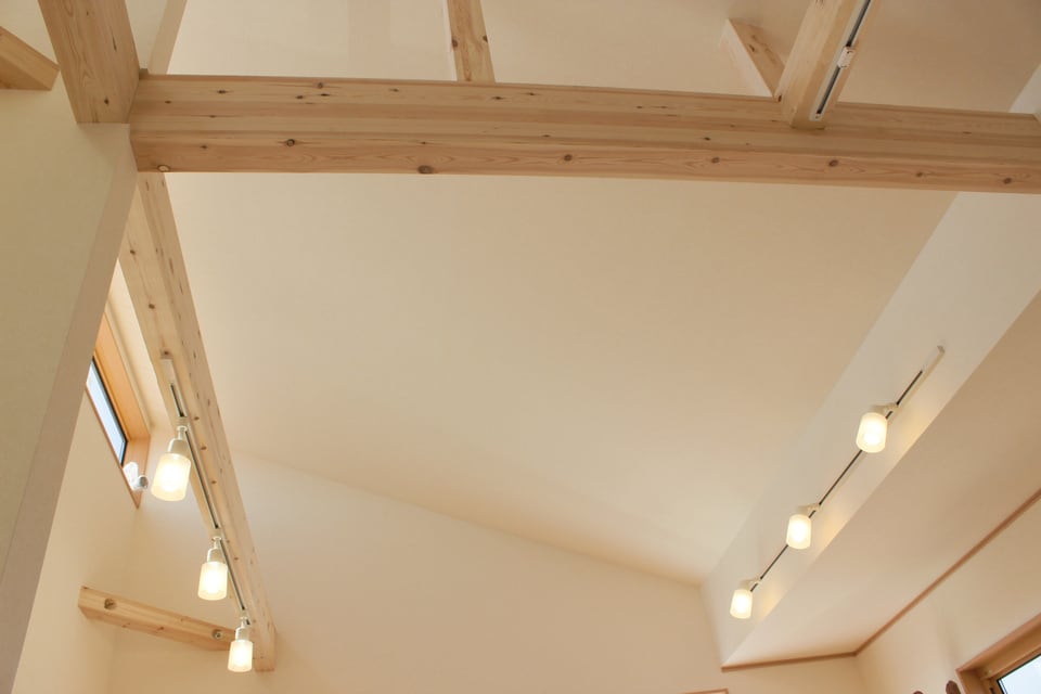 明るく開放的な勾配天井の部屋