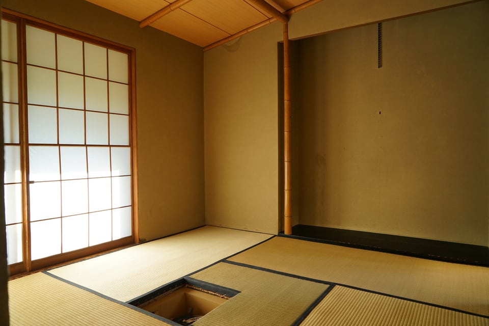 角川庭園の茶室にみられる掛込み天井