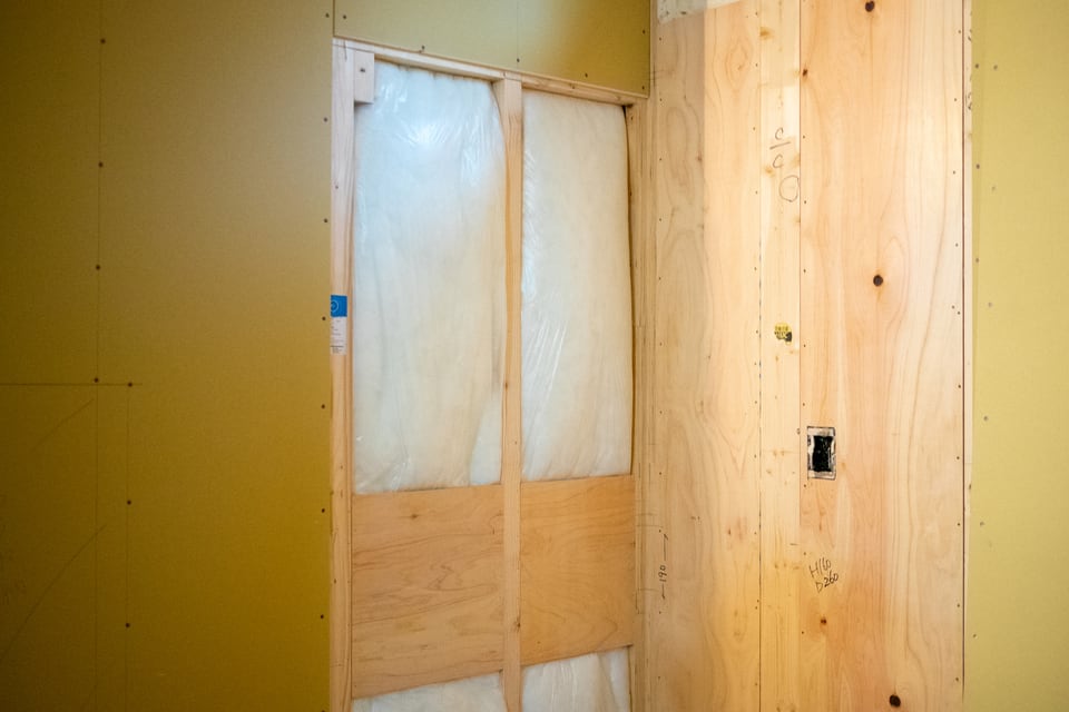 ドアを取り払って界壁にする工事途中の様子