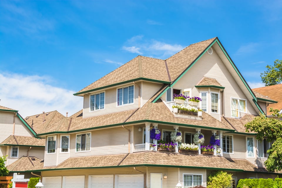 アスファルトシングル屋根を採用した家の外観