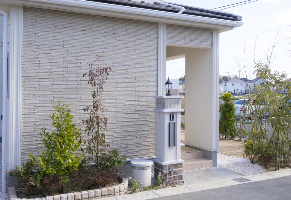 オープン外構で開放的な住宅の入り口
