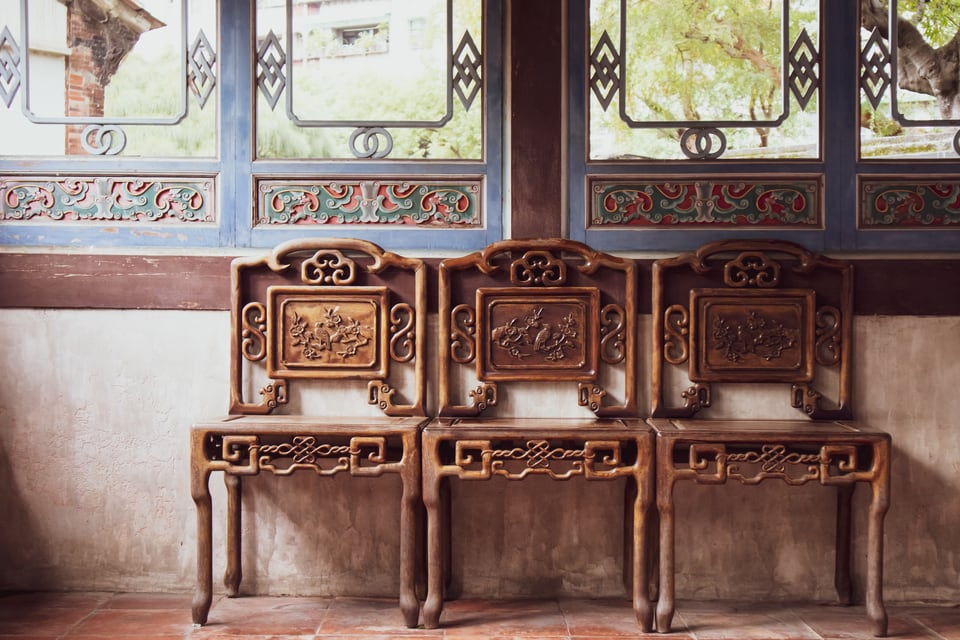 シノワズリ様式のレトロな雰囲気の椅子