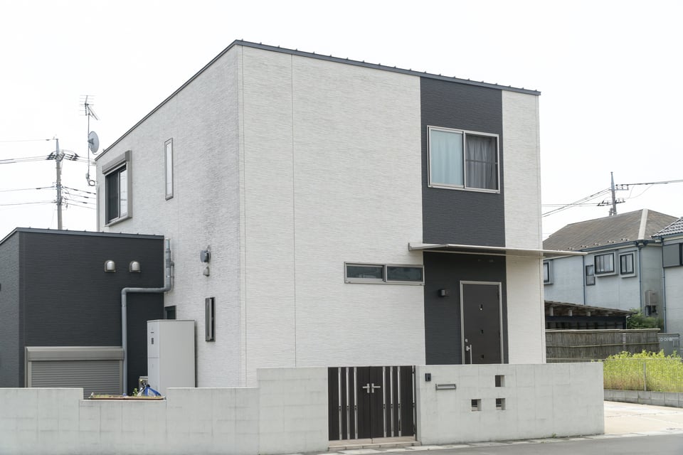 白と黒を基調とした立方体のスタイリッシュデザインの戸建て住宅