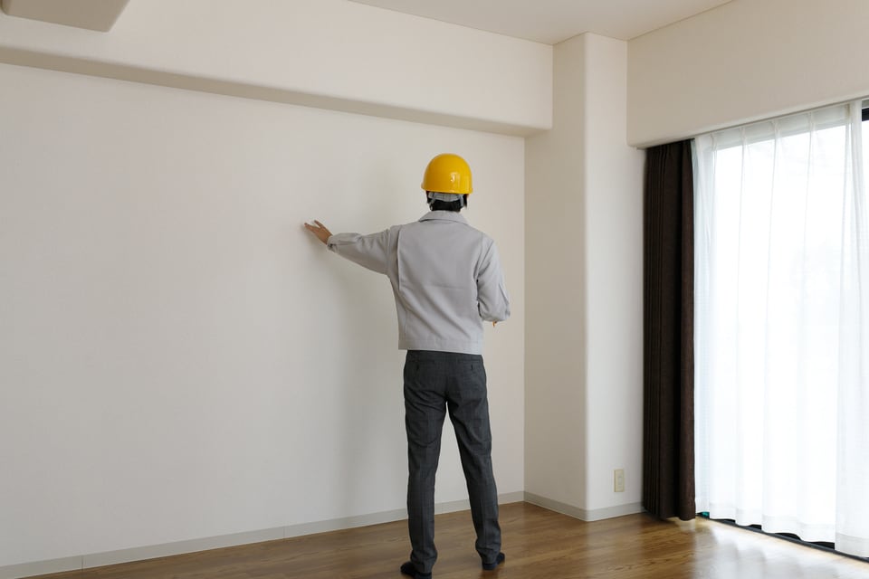 スムストックの認定基準をもとに建物の構造まで詳しく査定するスタッフ