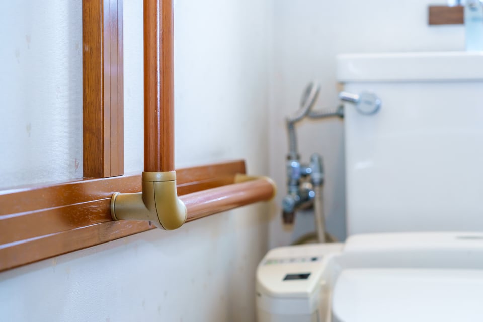 トイレの壁に設置されているL字型のトイレ用手すり