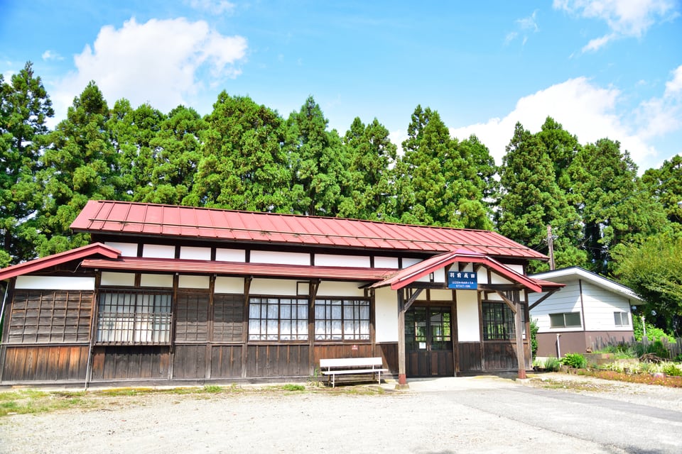 トタン屋根を建築時に用いた駅舎