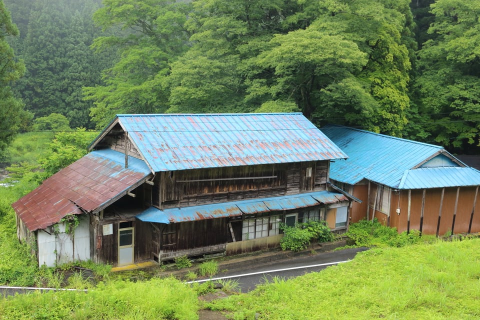 そろそろ張替えが必要な青トタンを使ったトタン屋根のある戸建住宅