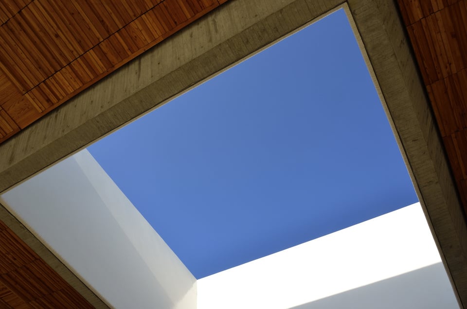 雲一つない青空が望める天井部にある天窓