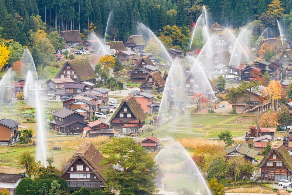 街中で一斉に行っているドレンチャーによる放水訓練