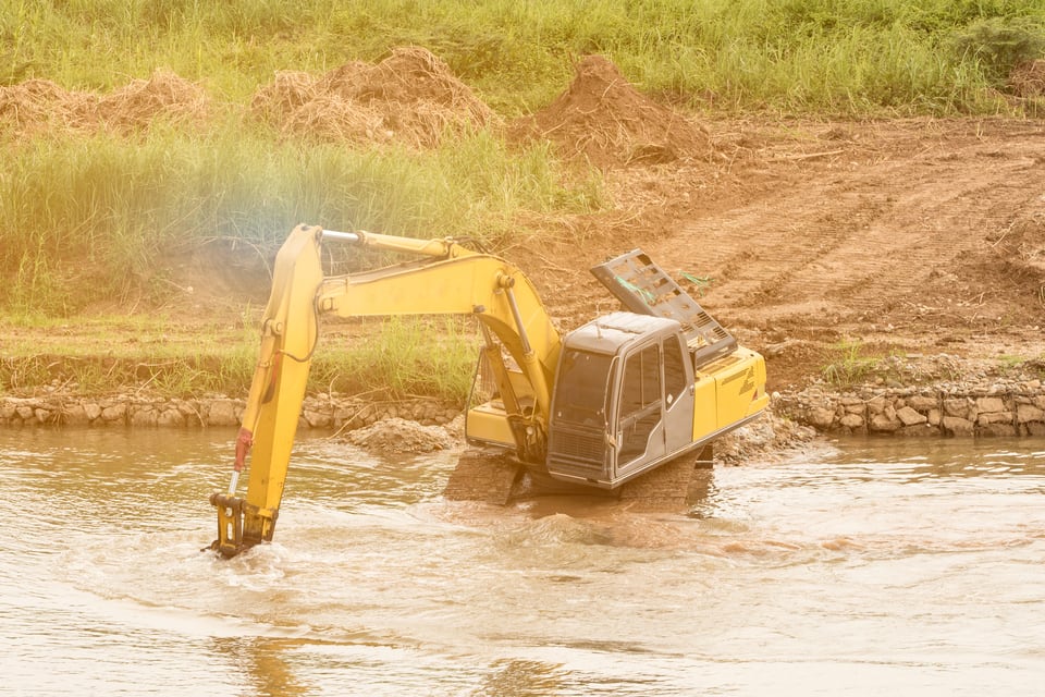 治水工事で川底の土砂を泥揚地に積み上げている様子