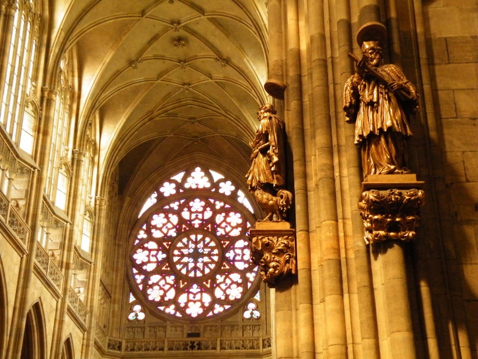 ゴシック様式の傑作「聖ヴィート大聖堂」のバラ窓