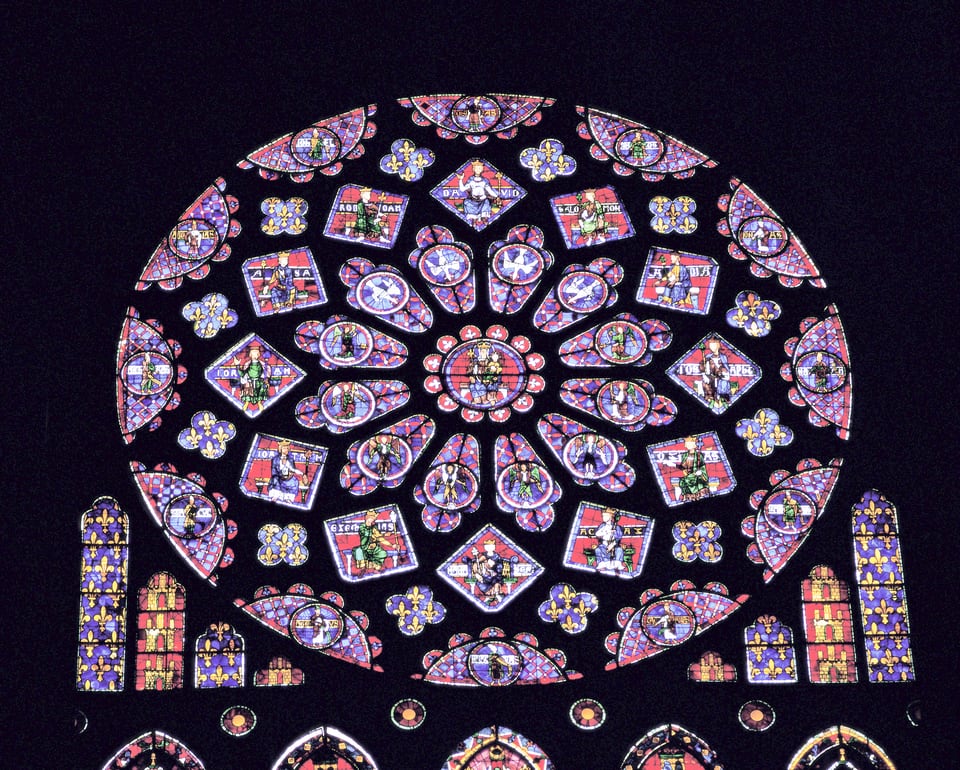 シャルトル大聖堂の格式を感じさせるバラ窓