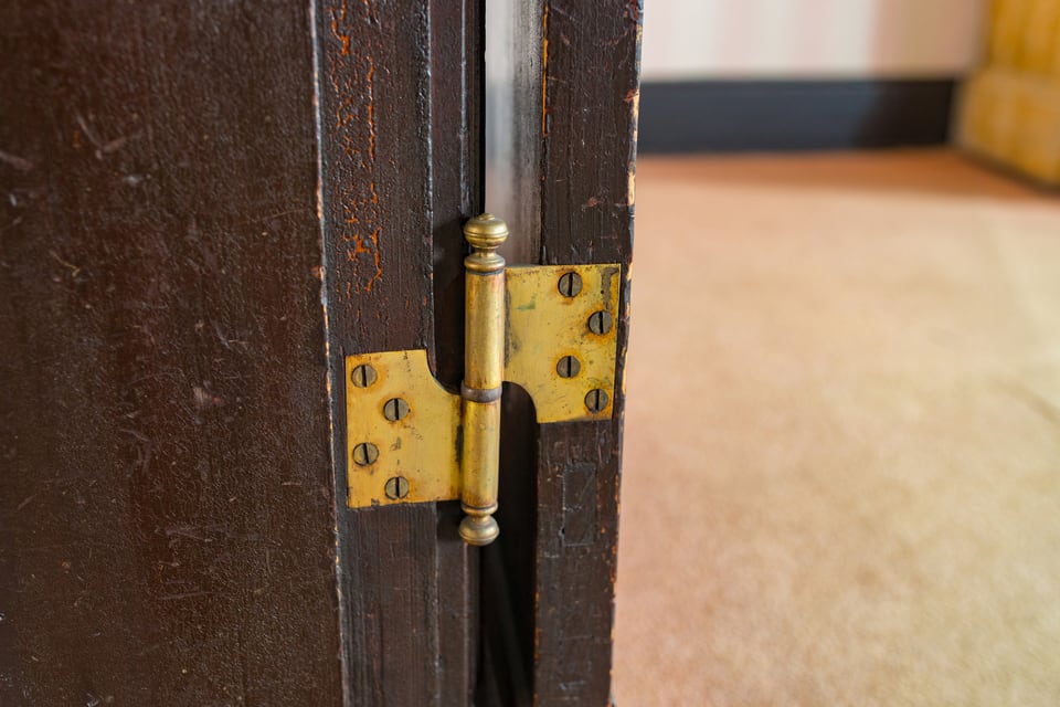 ドアを開けて正面から見たフランス丁番