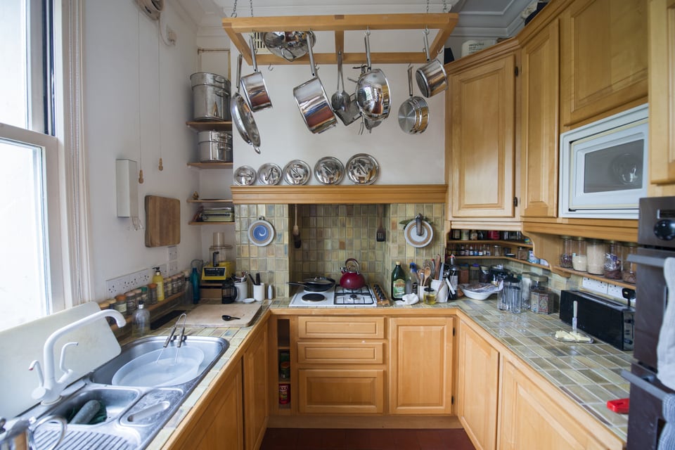 素朴でシンプルなブリティッシュカントリースタイルのキッチンイメージ