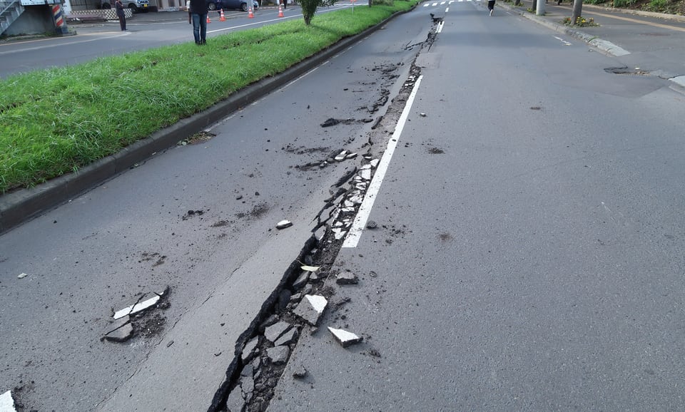大きなマグニチュードの地震で壊れた道路