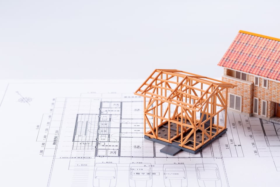 モジュールが明記された建築住宅設計図と建築住宅模型