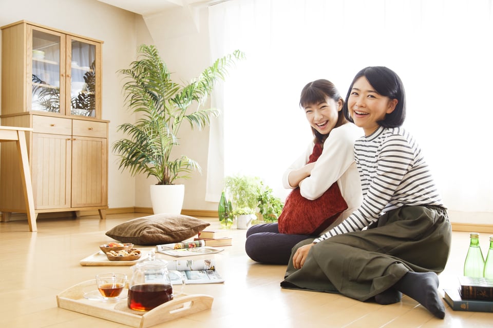 会話を楽しむルームシェアの女性たち