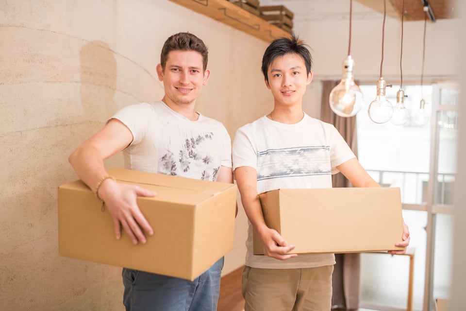 引っ越しをしてルームシェアを始める若い男性たち