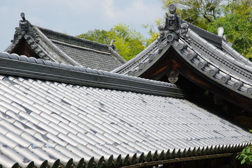 寺社の屋根に使われるいぶし瓦