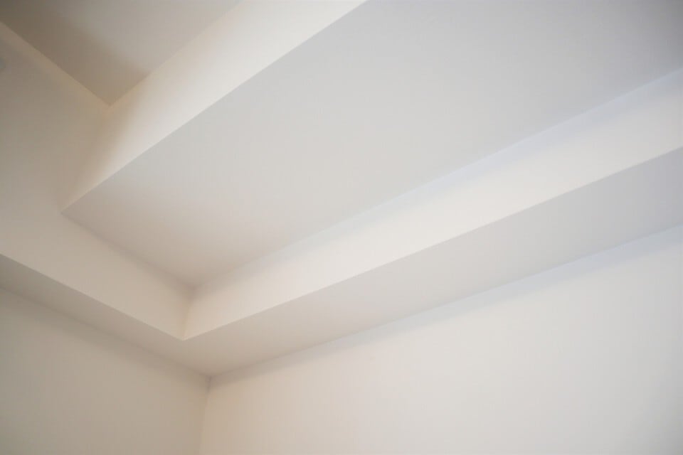 下がり天井が採用された部屋の一角