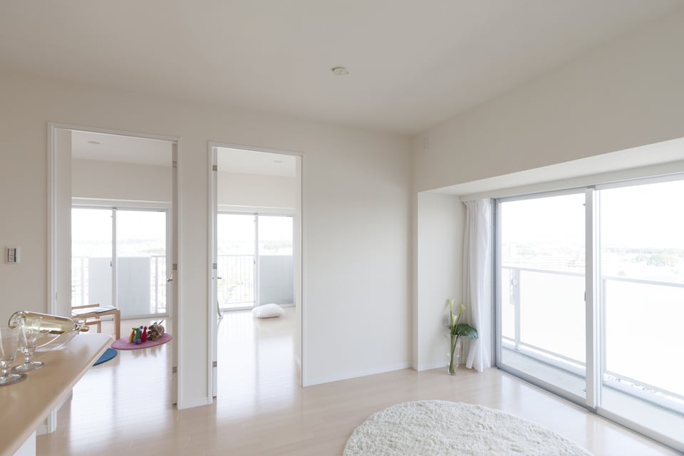 白を基調とした新築マンションの住戸内のリビングルーム