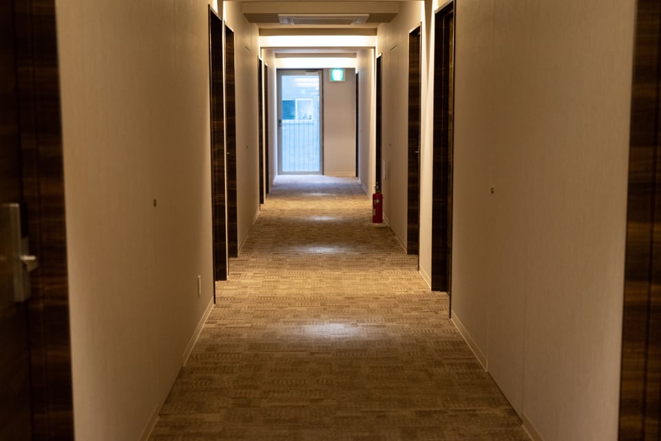 内廊下が採用されたマンション共用廊下