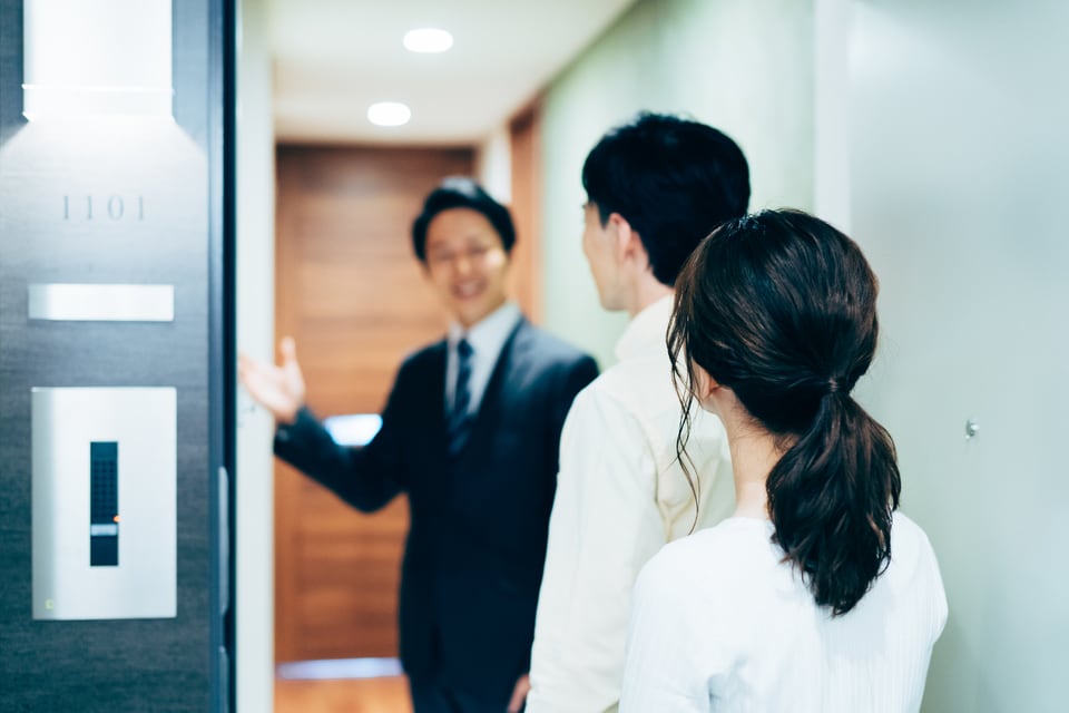 物件の内見をしに来た人と迎え入れるスタッフ