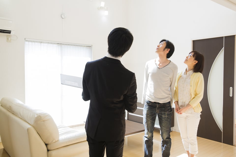 内見に来て部屋の説明を受けている人
