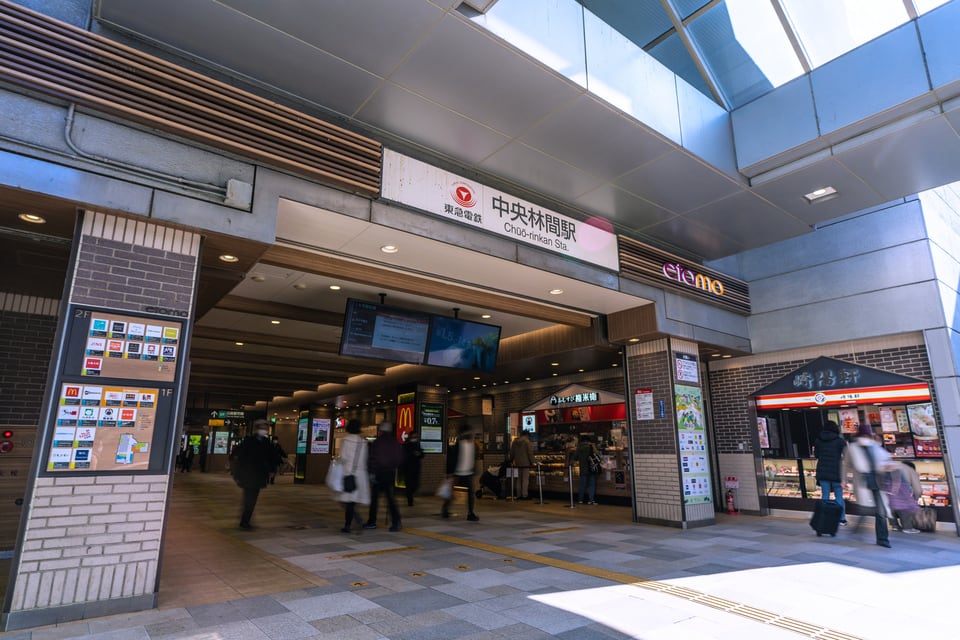 賑わいを見せる最寄駅のエキナカ商業施設