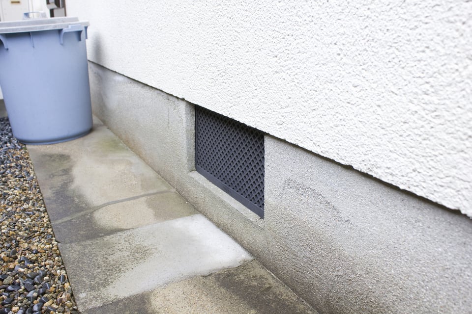 劣化対策等級の条件のひとつである床下換気口