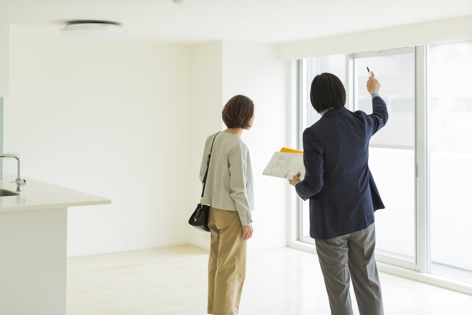 即入居可能な物件の内見をしている女性