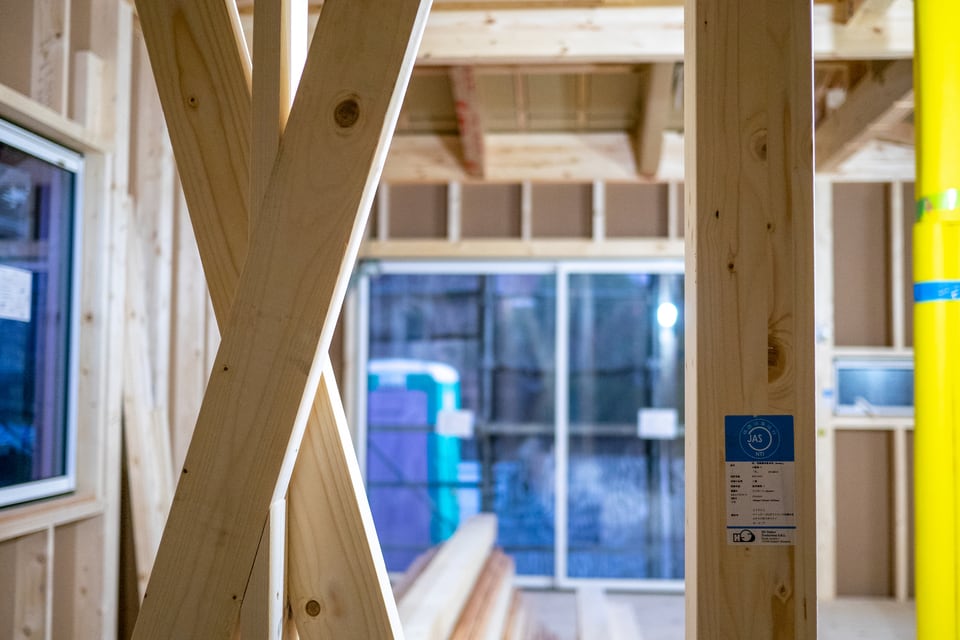 同寸角筋交いのたすきがけが確認できる建築現場