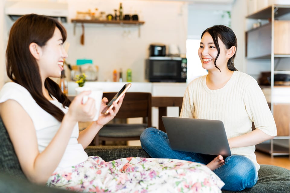 リビングで会話を楽しんでいる同居女性たち