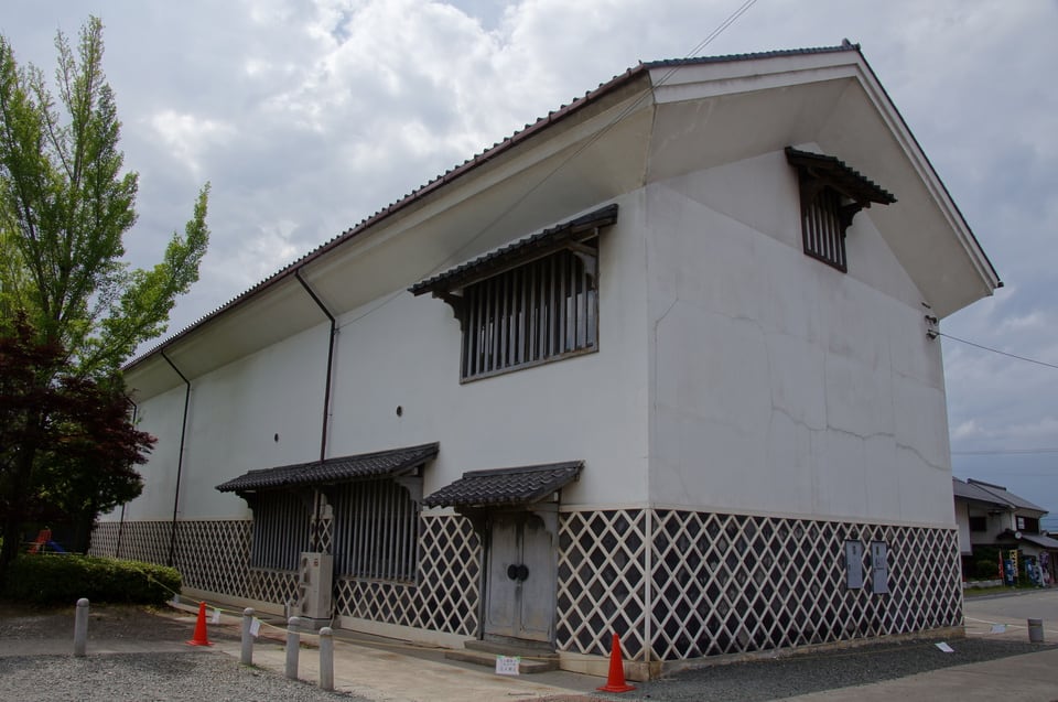 土蔵造りが取り入れられた屋根の高い建築物