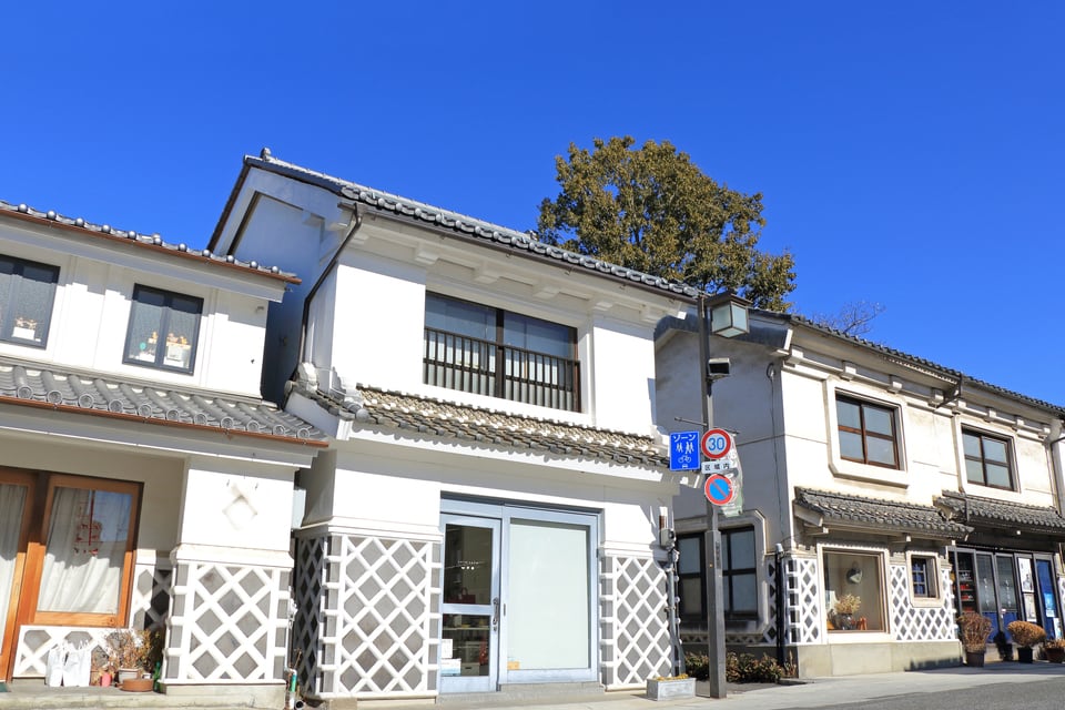 漆喰で仕上げられた土蔵造りの家が建ち並ぶ町の様子