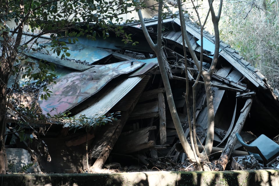 大きな地震によって倒壊した古民家
