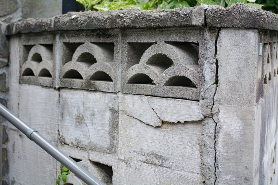 地震によってひびが入ったブロック塀