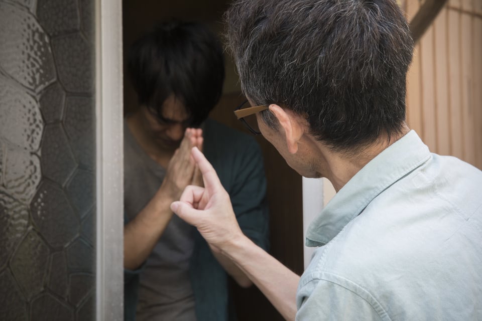 入居者の元へ注意事項を伝えに来た大家