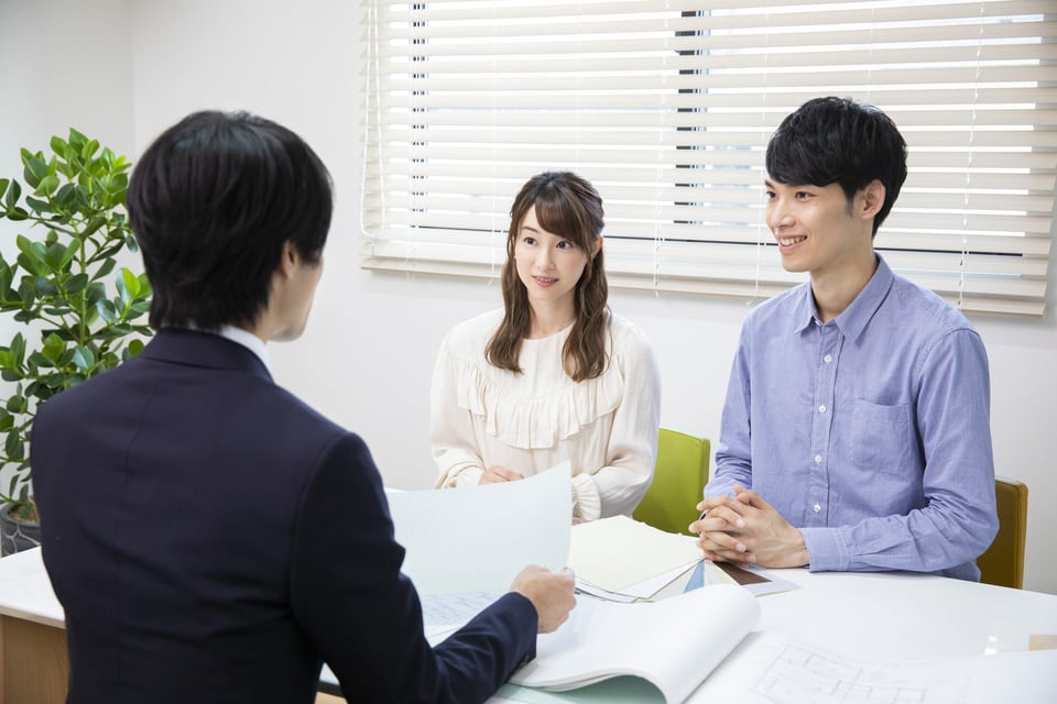店頭で定期借家の賃貸契約をする若い夫婦