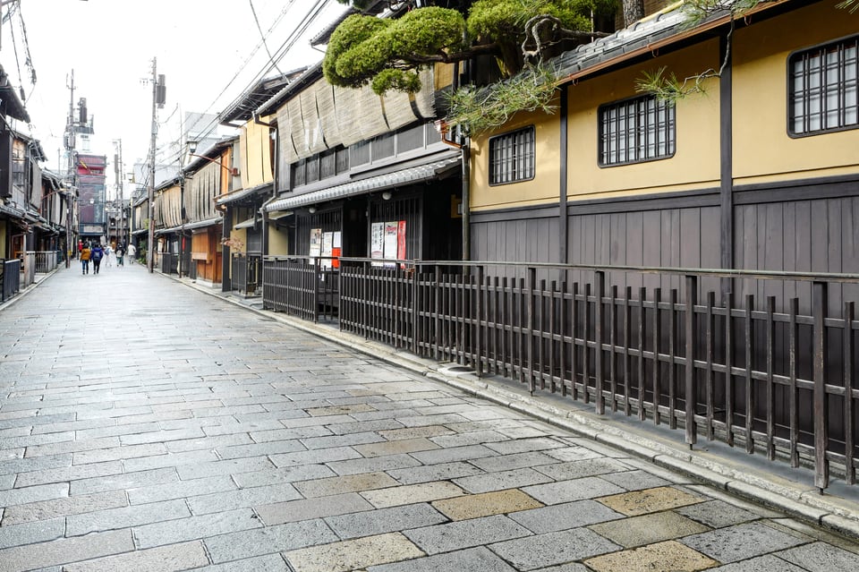 庇のある昔ながらの和風建築の街並み