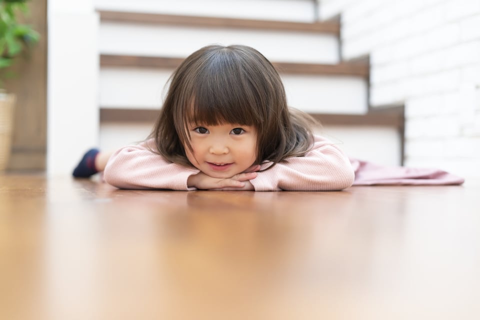 床暖房で暖められた床に寝転ぶ女の子