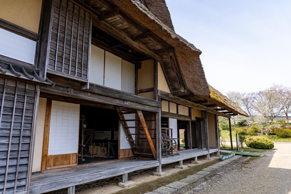 味ある伝統的な建具が使われている日本家屋の外観