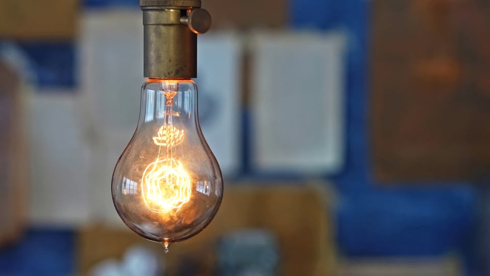 弱震で揺れている天井の電球