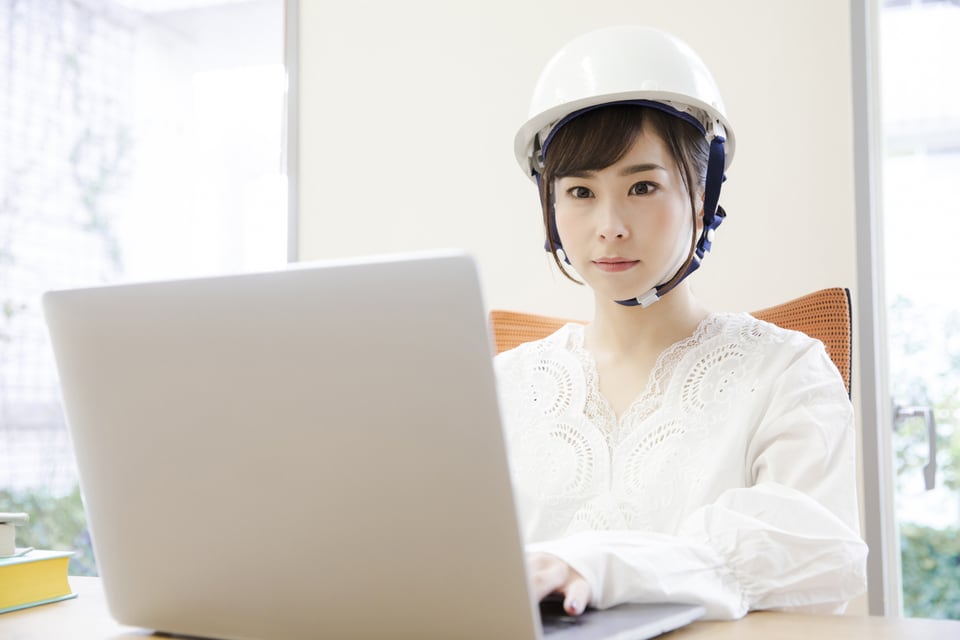 微震などの地震に備えてヘルメットを着用する女性