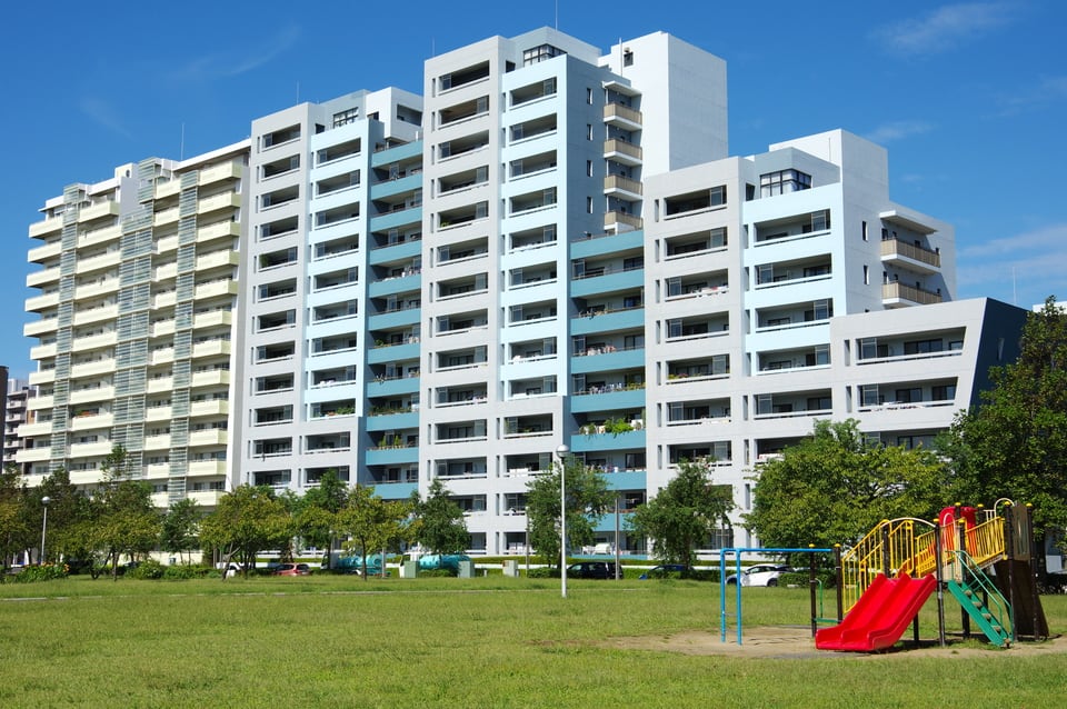 マンション敷地内にある遊具が置かれた提供公園