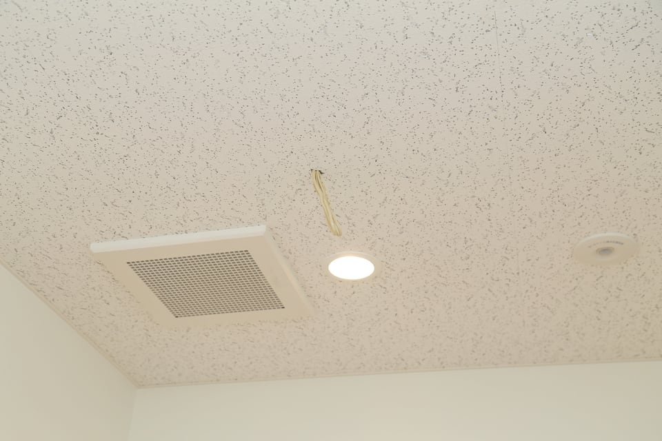 天井に設置された24時間換気システムの換気口