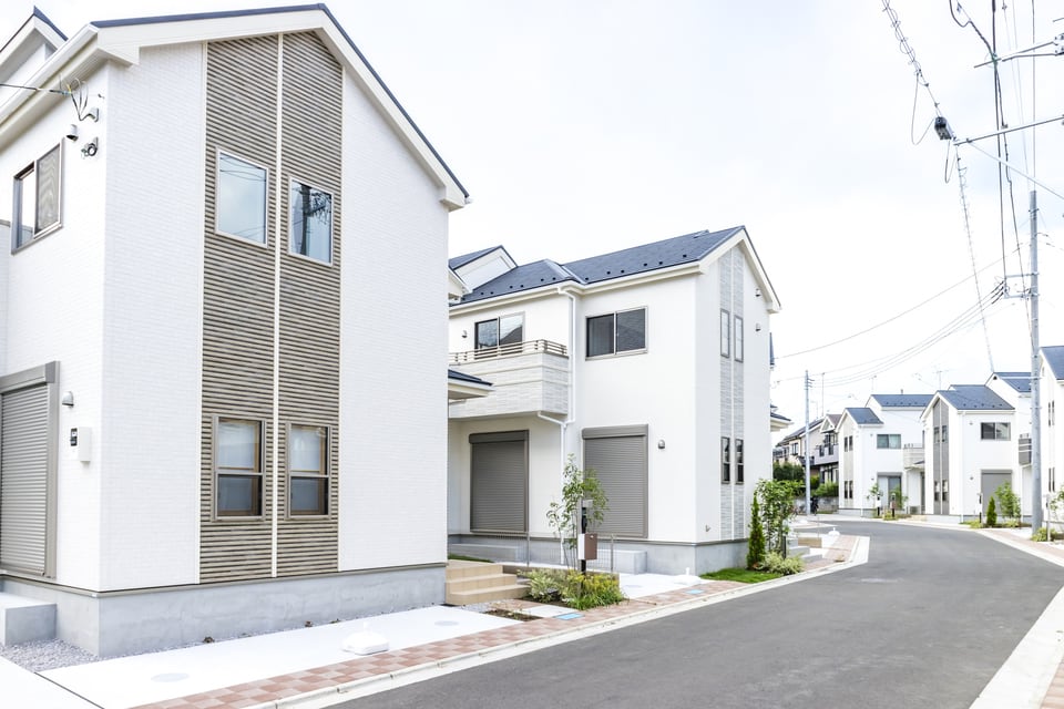 区画整備された敷地に立てられた戸建て住宅の家並み