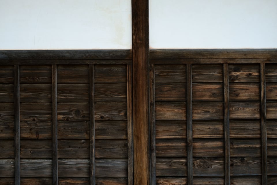 斜面板を用いた日本家屋の外壁