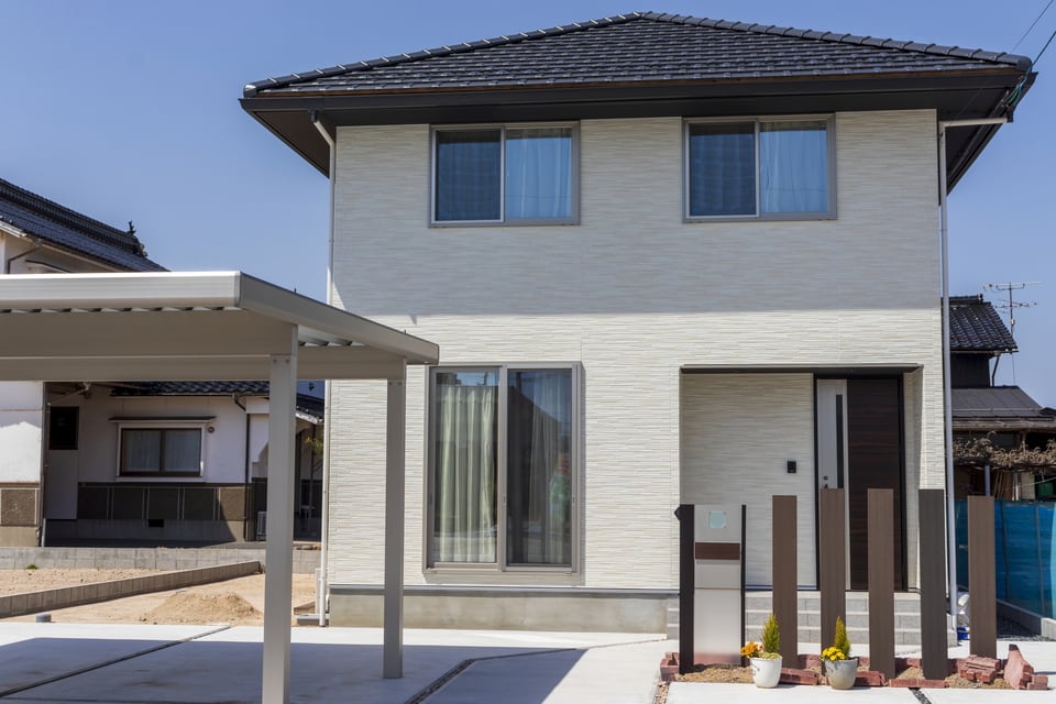 シンプルなデザインの方形屋根の戸建住宅