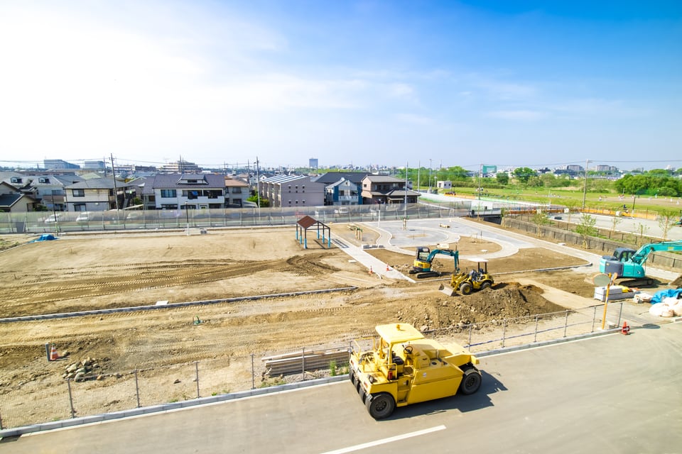 更地から公園を造っている公共工事風景